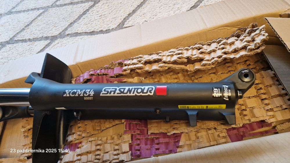 SR Suntour XCM34 Boost LO, Coil, Tapered, skok 130mm