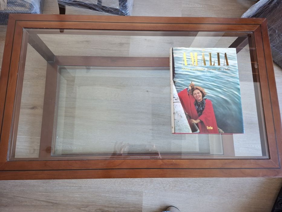Mesa de apoio com tampo em vidro