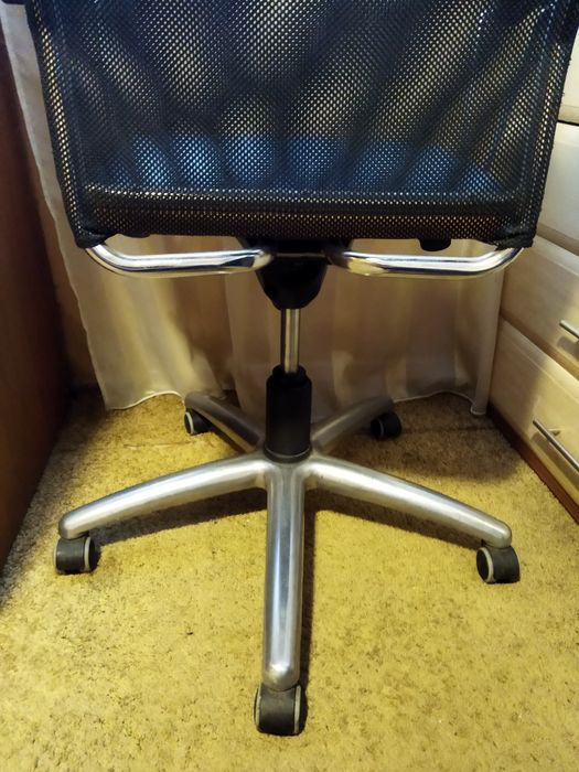 Офісне / Комп'ютерне крісло