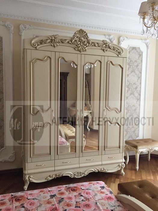 Продається триповерховий будинок.