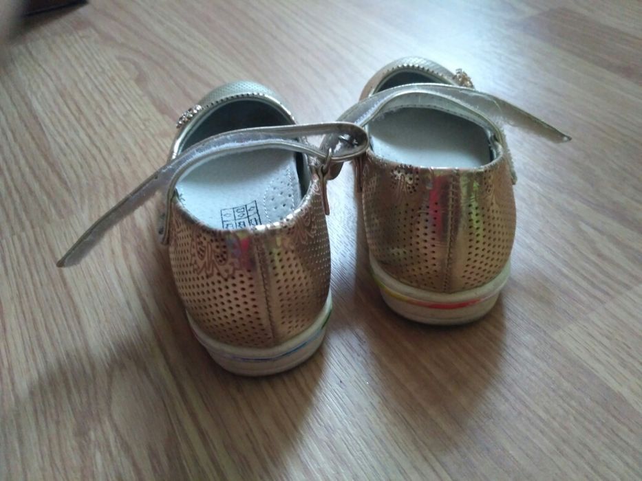 Туфлі мештики для дівчинки