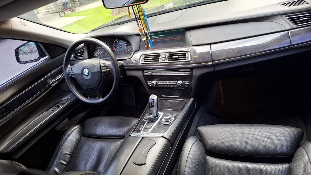 BMW 750LI 4.4 2009 года Официальная