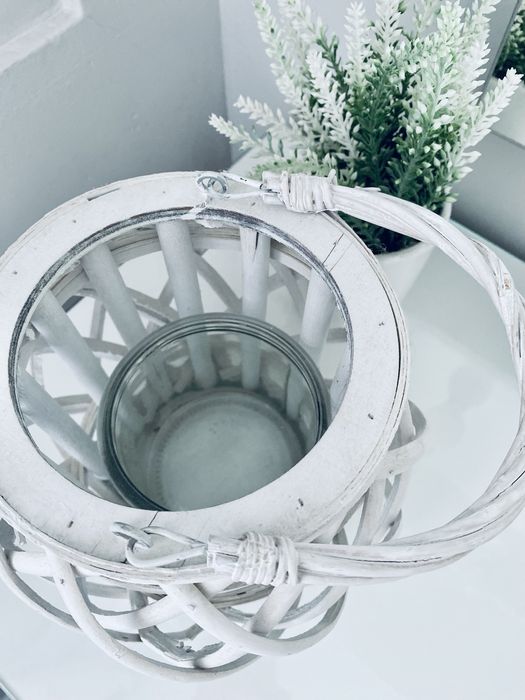 Wiklinowy biały lampion koszyk z uchwytem