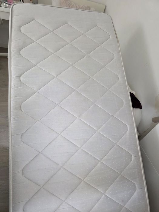 Estrado e colchão  cama solteiro