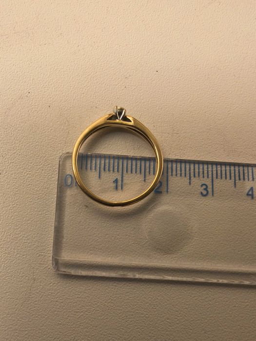 Złoty pierścionek z diamentem