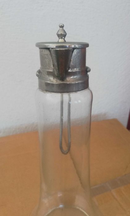 Jarro alto (30cm) de vidro antigo com tampa e pega em metal