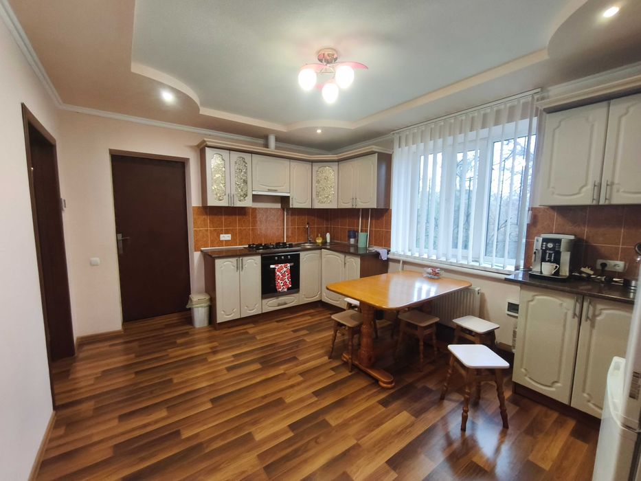 Продаж заміського будинку