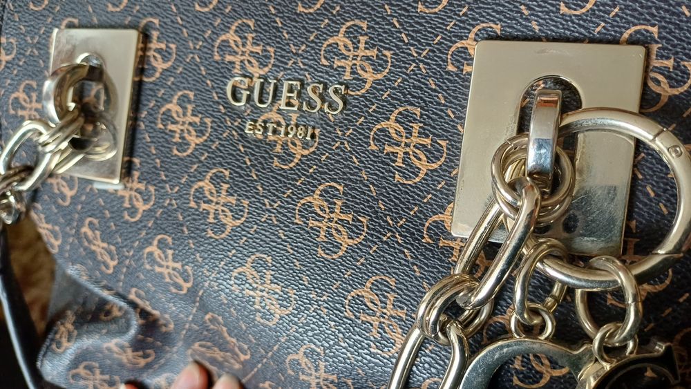 Сумочка GUESS в чудовому  стані