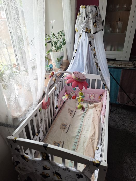 Łóżeczko niemowlęce z baldachimem