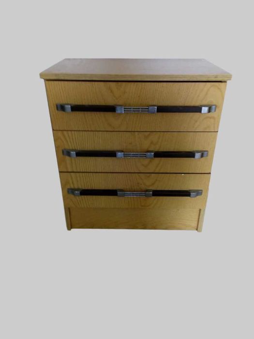 Vendo Mesa de Cabeceira em Madeira com 3 Gavetas