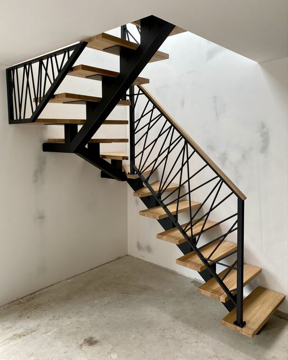 Schody metalowe, stalowe, nowoczesne, loft, na jednej belce, samonośne