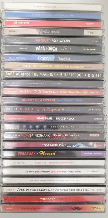 CDs de música de várias bandas e estilos musicais