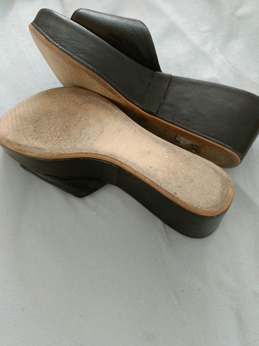 Klapki na koturnie Prima moda 38