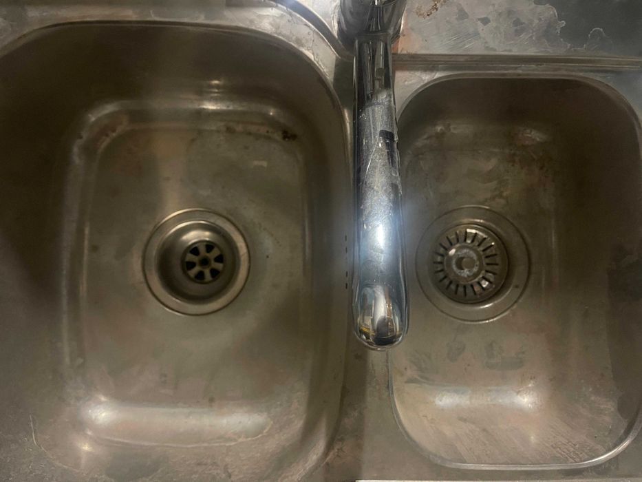 Lava loiça inox com duas cubas de diferentes tamanhos