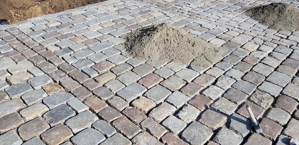 starobruk granitowy wyślizgany historyczny kostka brukowiec kamień pol