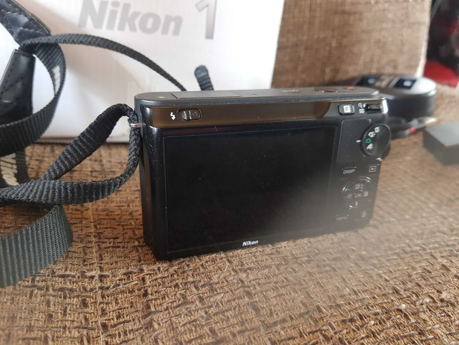 Nikon 1 J1 body - sprawny, bateria  ładowarka, pudełko.