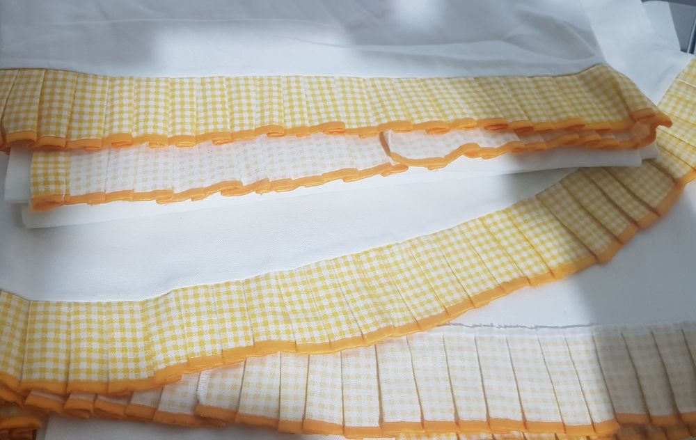 Cortinados de cozinha prontos a serem colocados