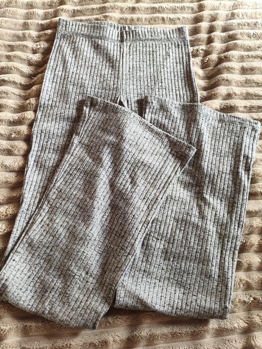 Szare legginsy z rozszerzaną nogawką