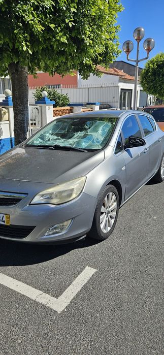 Opel Astra 1.7 CDTI Cosmo | 143,000 km | 6-Speed Manual Transmission | GPS and Bluetooth