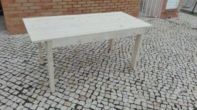 Mesa de madeira muito rústica e robusta.