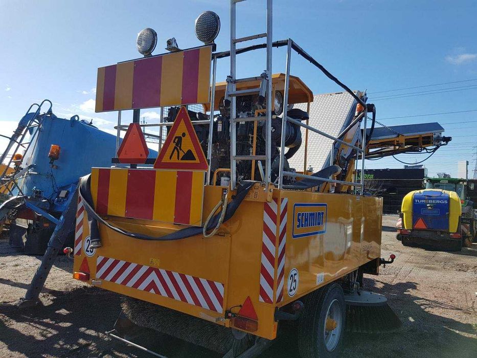 Zamiatarka elewatorowa Schmidt Senior 2000 Broddway Broddson ciągniona