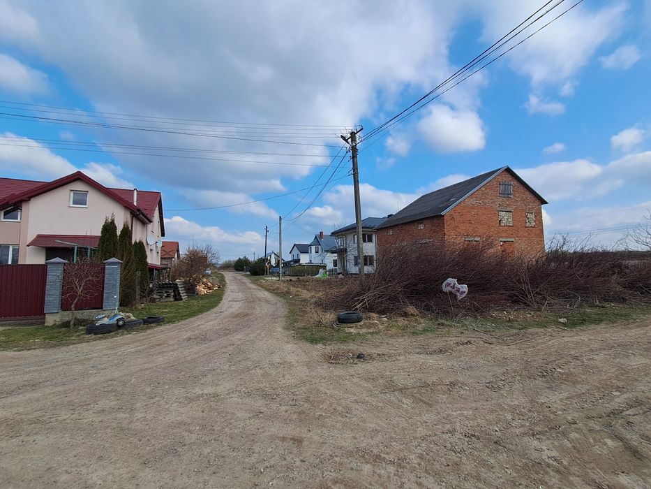 Продаж ділянки з незавершеним домом в Пустомитах