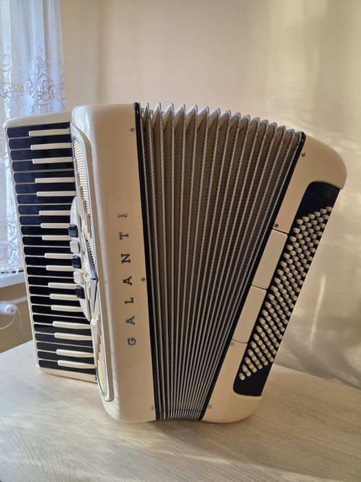Akordeon GALANTI 120basów 6800 zł