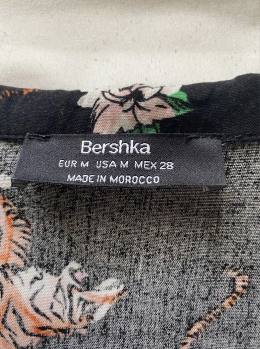 Camisa preta cropped com padrão Bershka, tamanho M