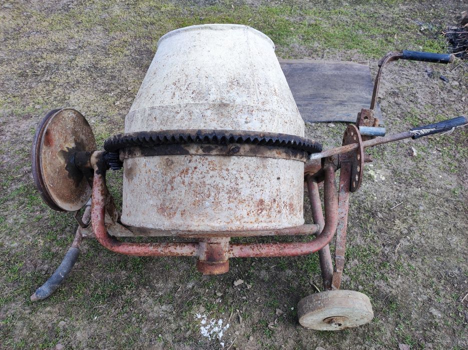 Бетонозмішувач виробництва СРСР.