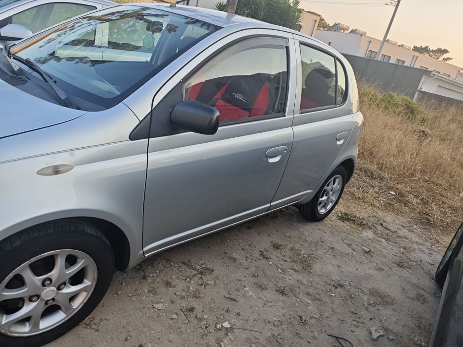 Vendo Toyota Yaris 1.0 a gasolina de 2001, com 284.000 km.