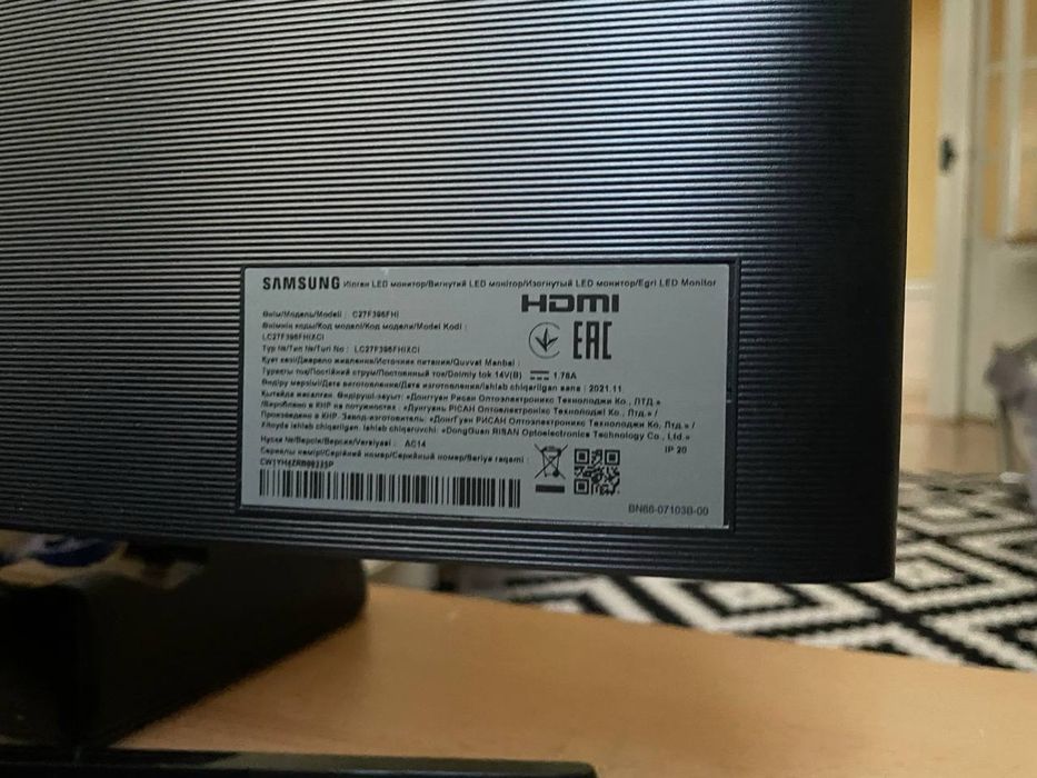 Комплект: PS4 Pro,  3 джойстика, монітор