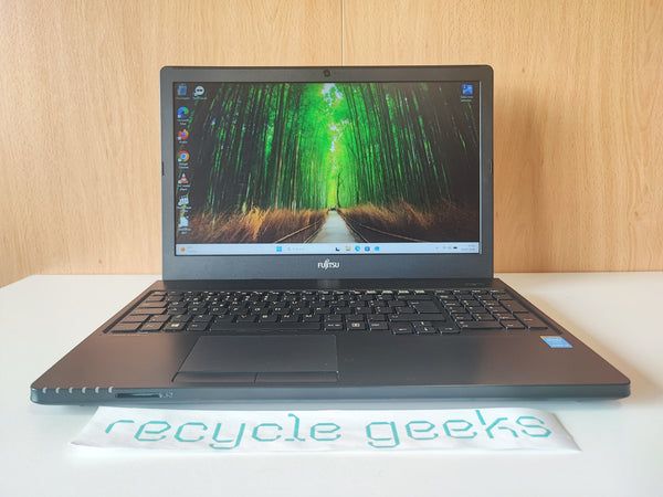 Fujitsu LIFEBOOK A555 i3-5005U 8GB RAM 128GB SSD Teclado PT Win 11 Estado: Muito Bom - B