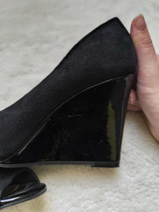 Czarne czółenka na koturnie