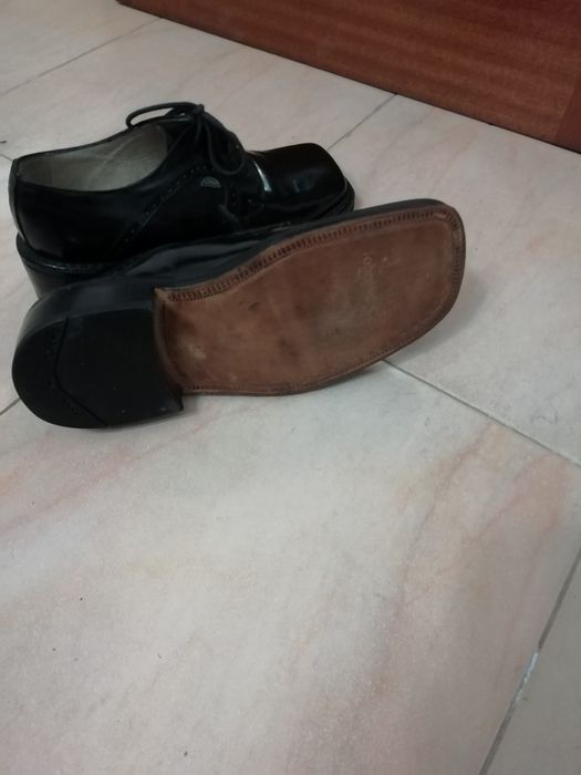 Sapatos em pele novos, Constantinus