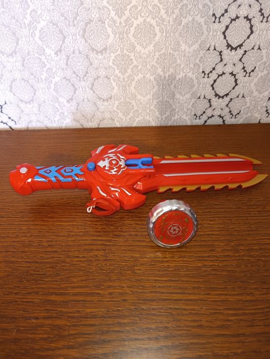 Zabawka miecz z bączkiem do strzelania