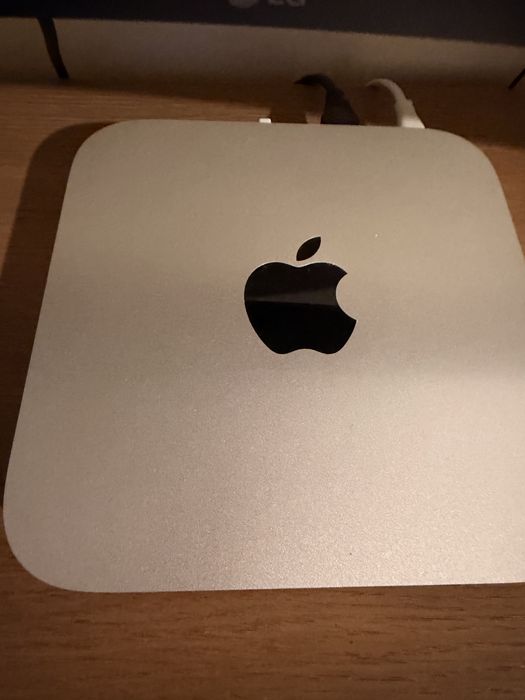 Mac mini + Monitor curvo + teclado e rato