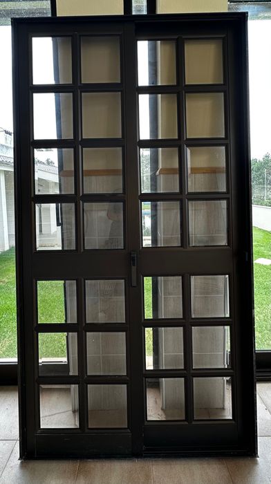 Caixilharia em alumínio anodisado