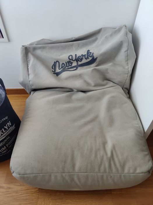 Pufe de algodão com estampado cinzento.