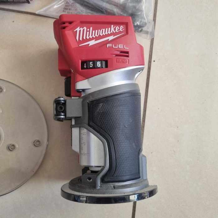 Frezarka górnowrzecionowa milwaukee M18  nowa!