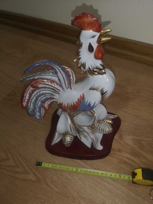 Galo com base em madeira