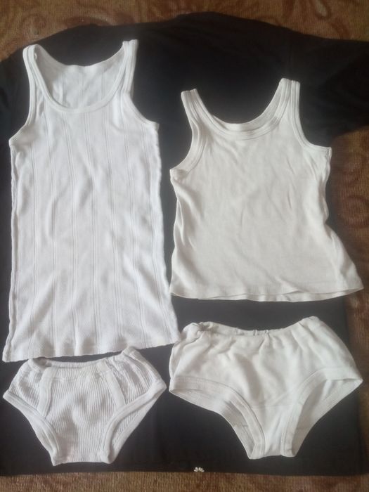 Детские вещи для малыша и два горшочка