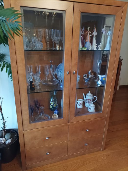 Vitrine de sala com 4 gavetas