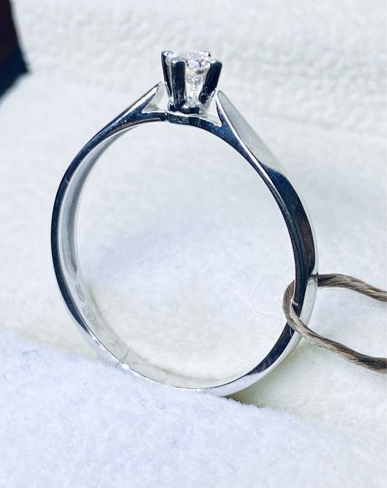 Новое золотое кольцо с бриллиантом, р 18,5, Золотой Век