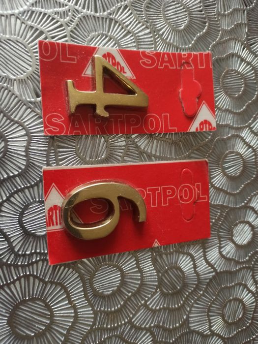 Złoty numerek na drzwi 4 i 6