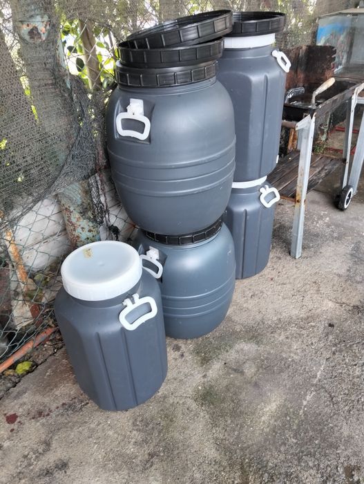 Bidões em ótimo estado, só foram usados para guardar sementes de girassol, milho, painço etc... Sem contato com nenhum produto químico.