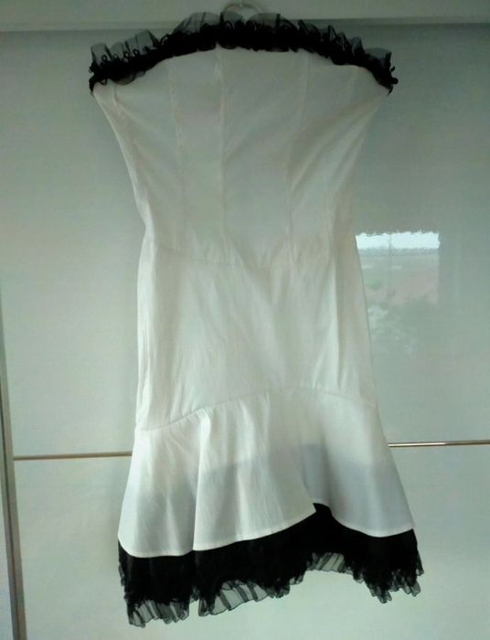 Biała sukienka bez ramiączek