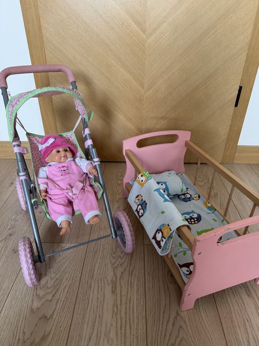 Zestaw dla dziewczynki lalka Bambino wozek i drewniane łóżeczko