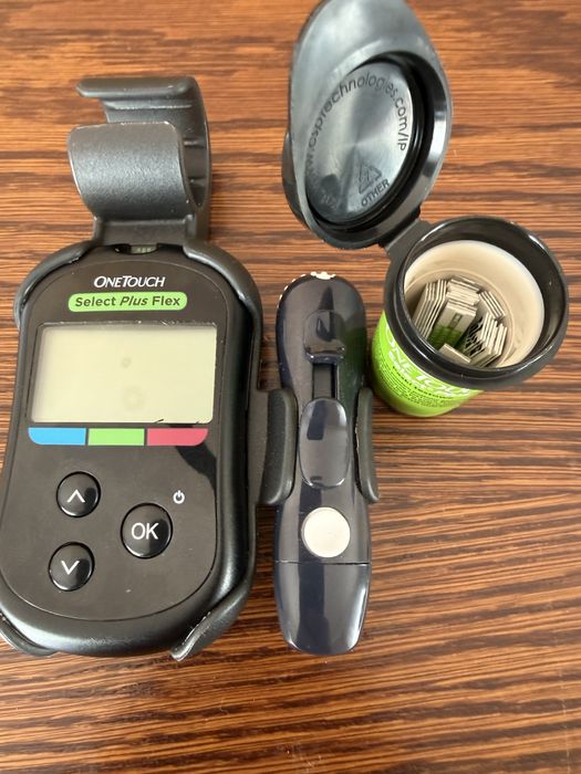 Glukometr OneTouch Select Plus Flex zestaw nakłuwacz etui