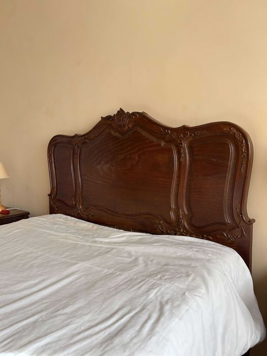 Mobília de quarto  (inclui cama de casal, espelho , cadeira , comoda e roupeiro)