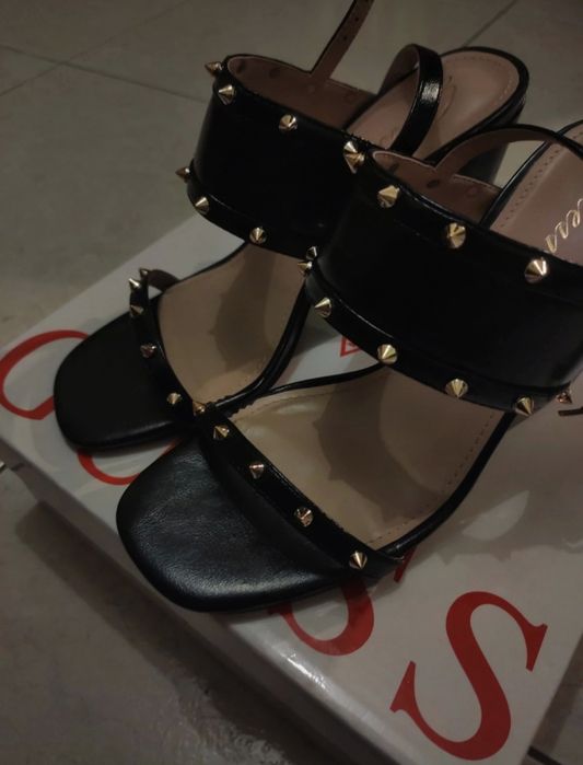 Sandálias pretas Guess